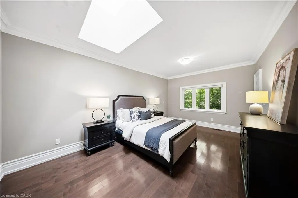 1098 Lakeshore Road W