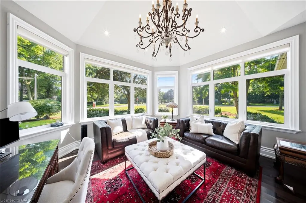 1098 Lakeshore Road W