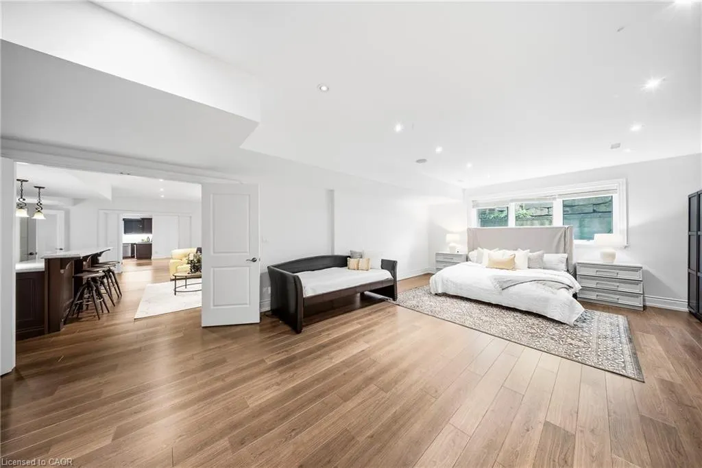 1098 Lakeshore Road W