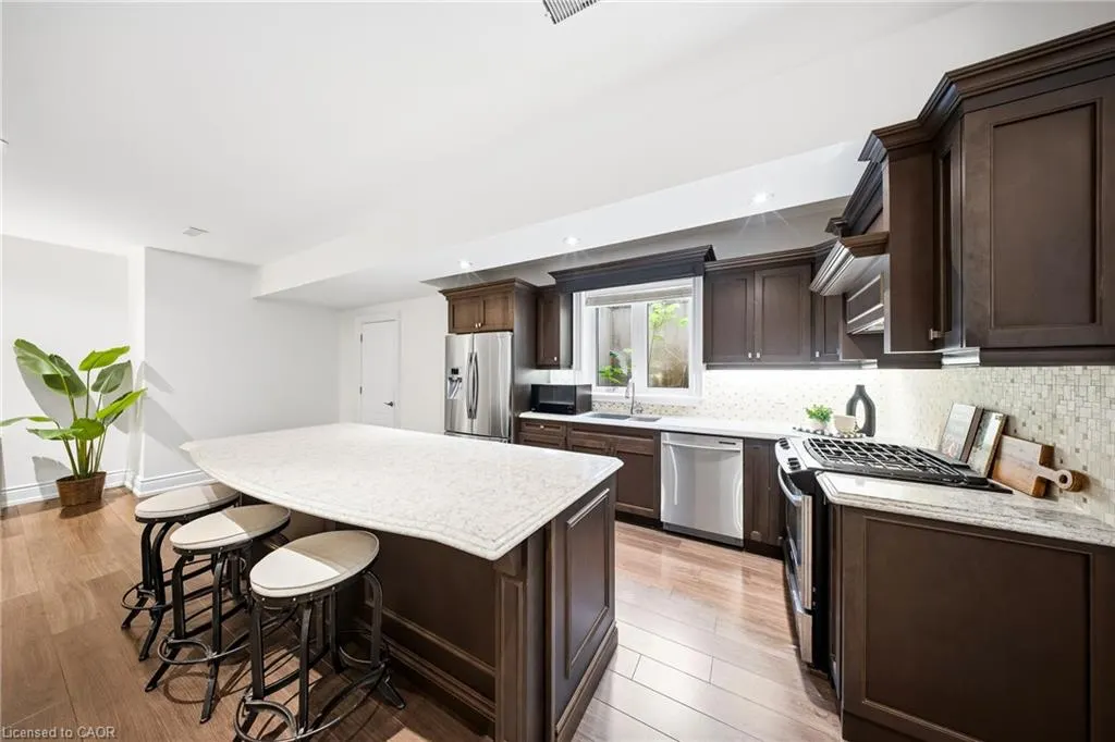 1098 Lakeshore Road W