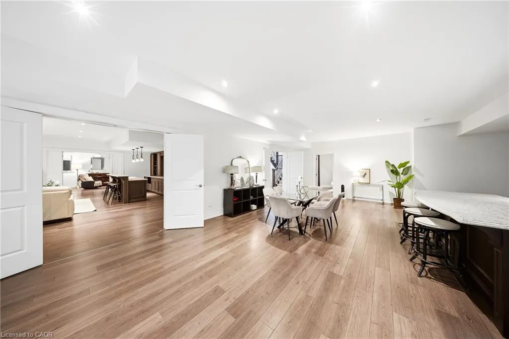 1098 Lakeshore Road W