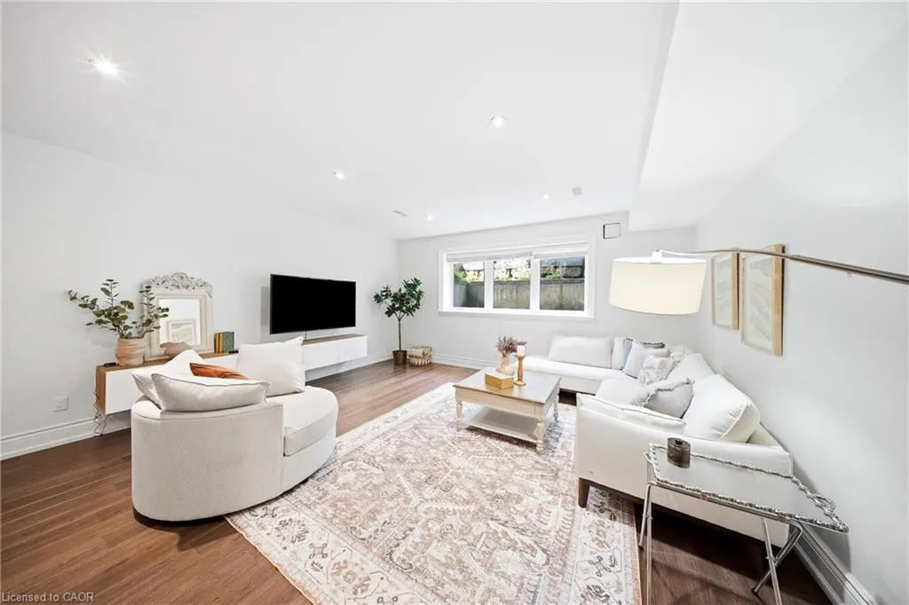 1098 Lakeshore Road W