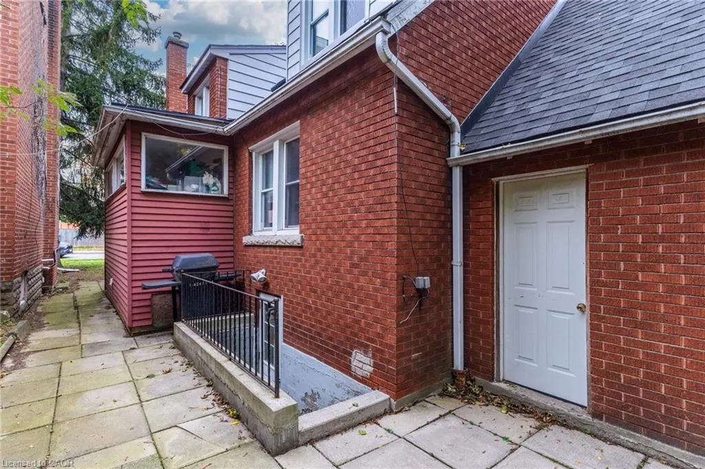 23 Forsyth Avenue S