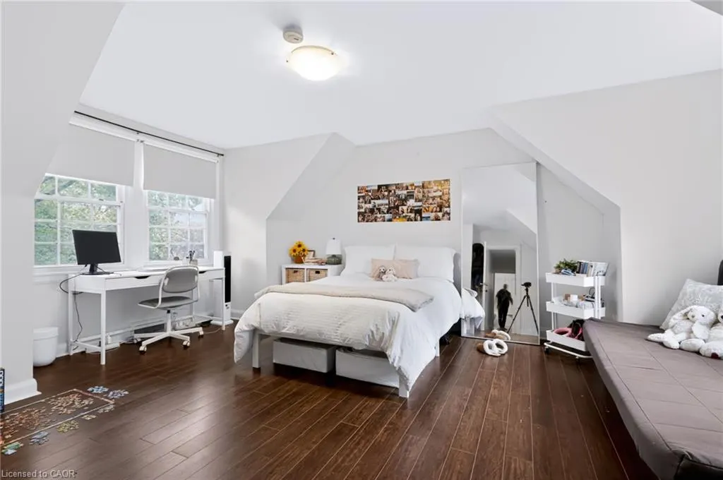 23 Forsyth Avenue S