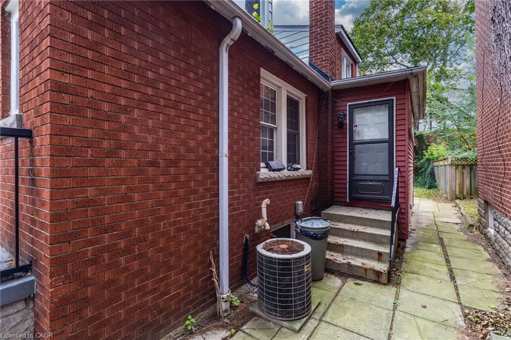 23 Forsyth Avenue S