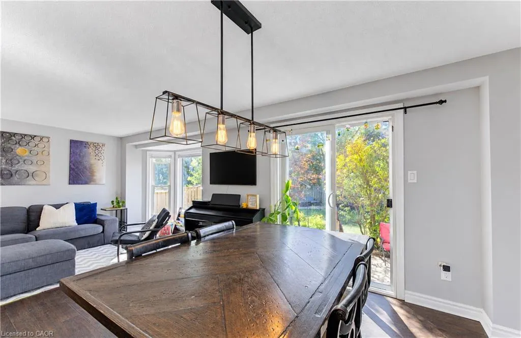 527B Rosemeadow Crescent