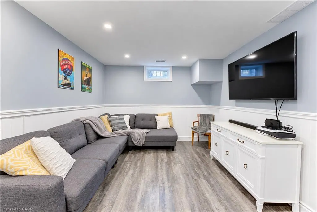527B Rosemeadow Crescent