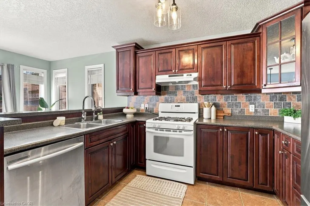 382 Mountain Laurel Crescent