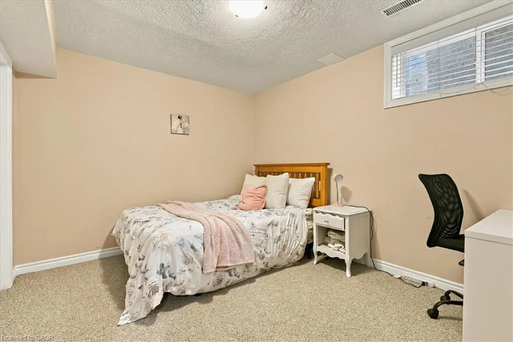 382 Mountain Laurel Crescent
