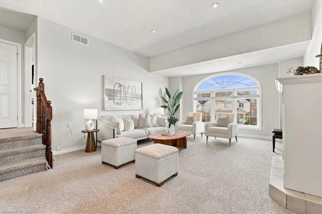 382 Mountain Laurel Crescent