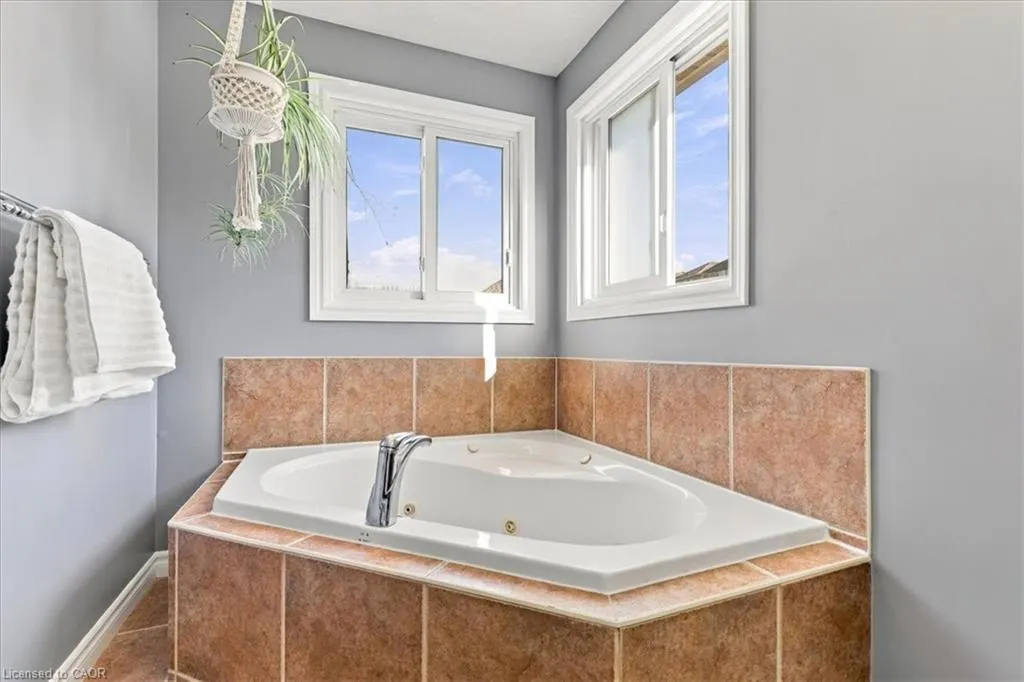 382 Mountain Laurel Crescent