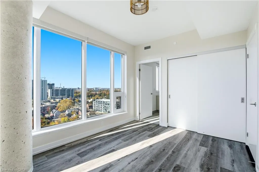 15 Wellington Street S #1609