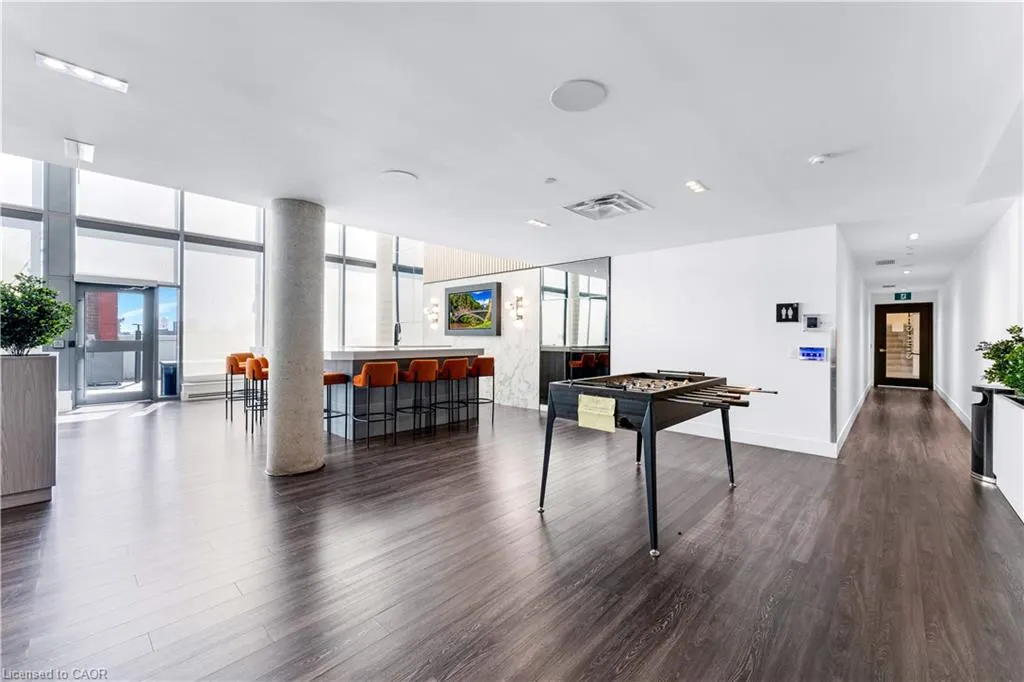15 Wellington Street S #1609