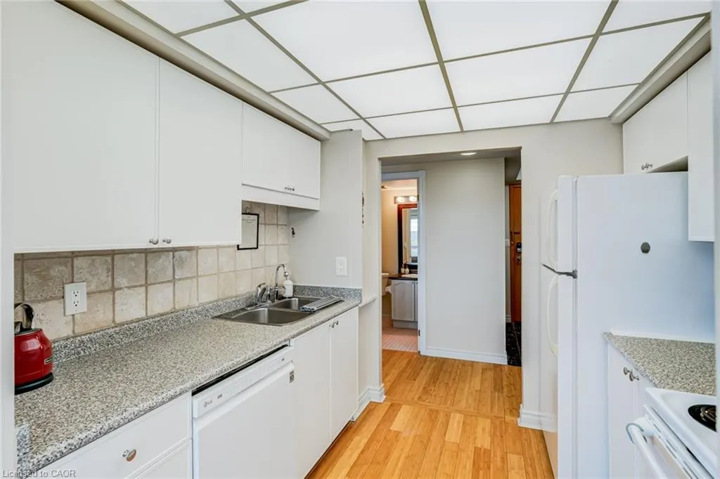 237 King Street W #909