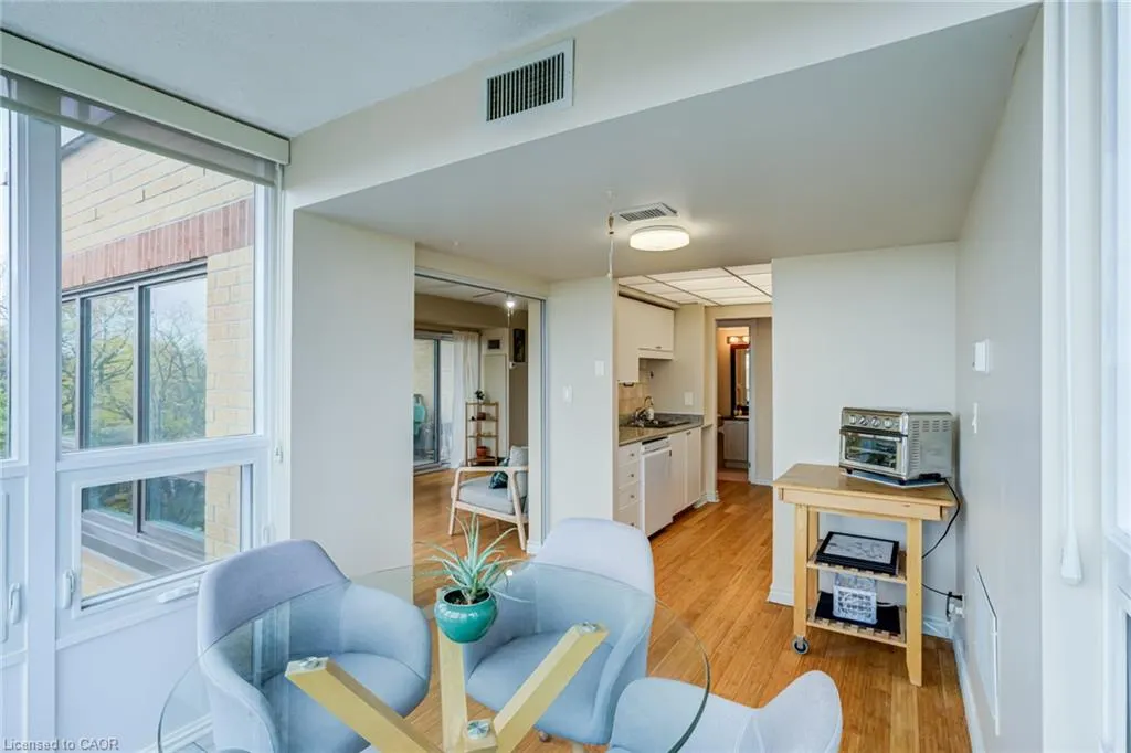 237 King Street W #909