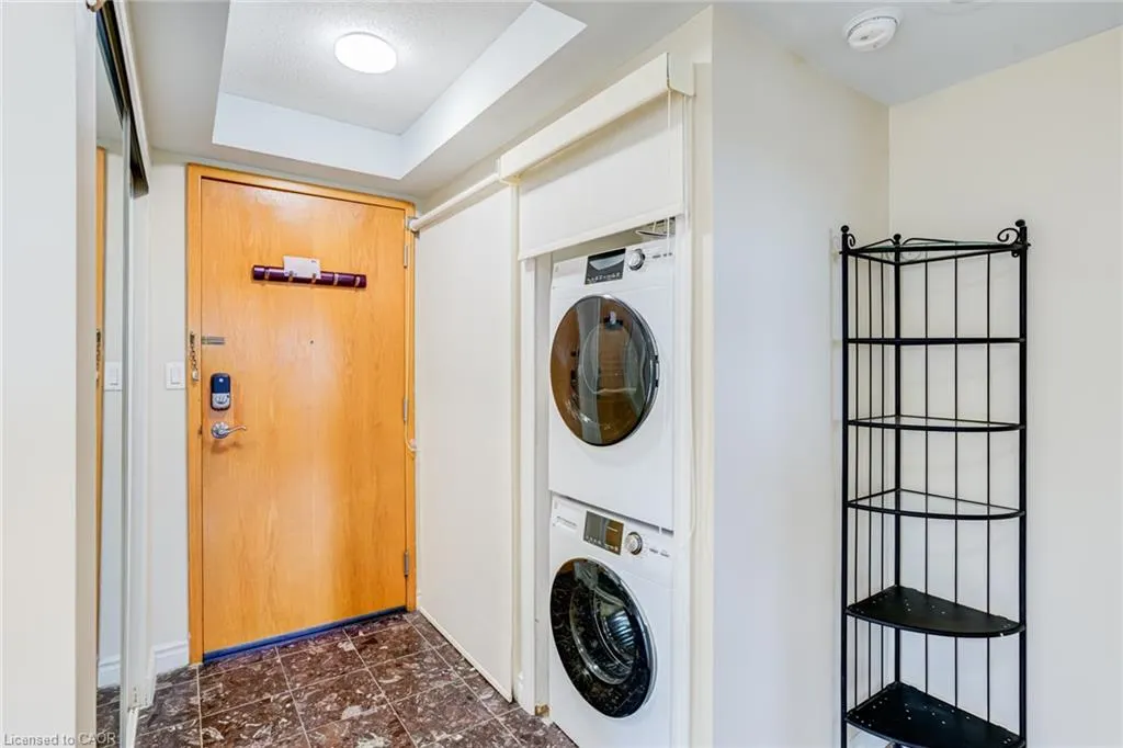 237 King Street W #909