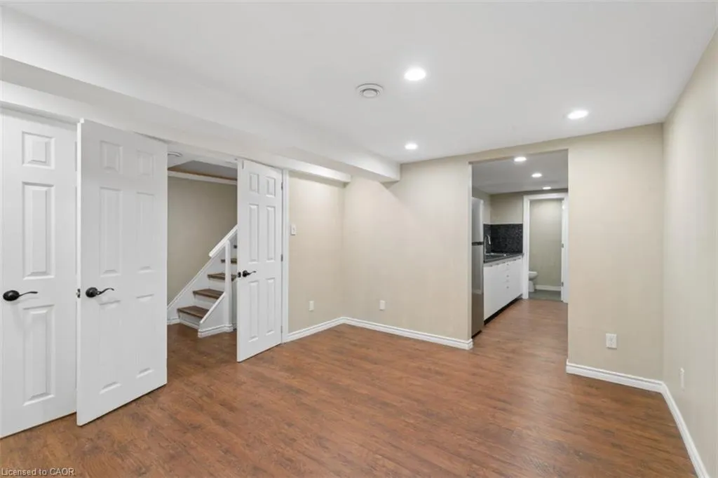 8 Forest Glen Crescent