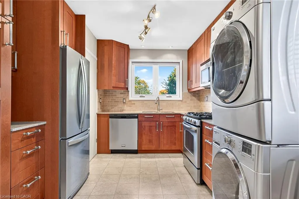 6 Sandringham Avenue