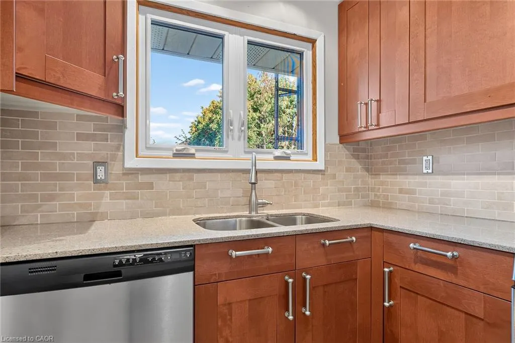 6 Sandringham Avenue