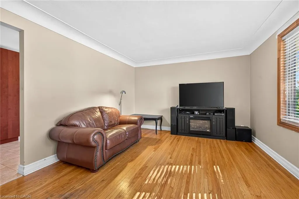 6 Sandringham Avenue