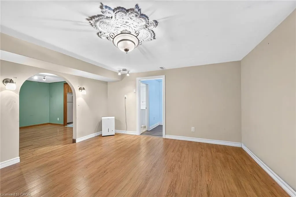 6 Sandringham Avenue