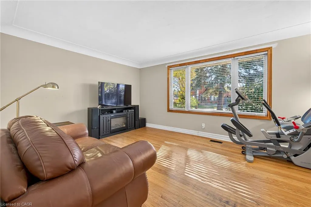6 Sandringham Avenue