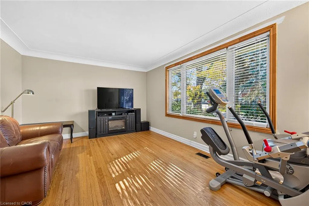 6 Sandringham Avenue