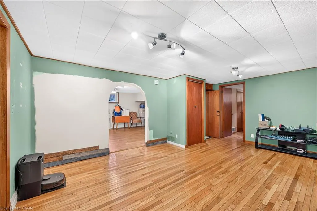 6 Sandringham Avenue