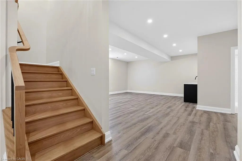 6192 Curlin Crescent