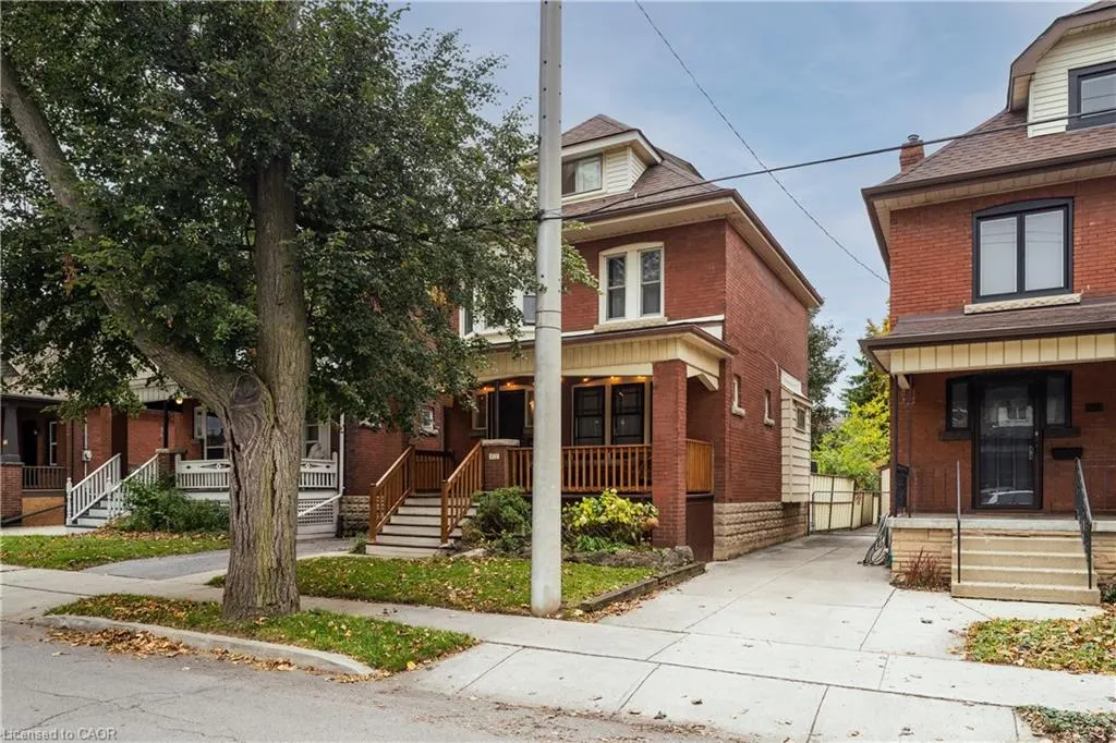 82 Province Street S