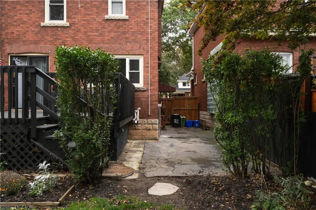 82 Province Street S