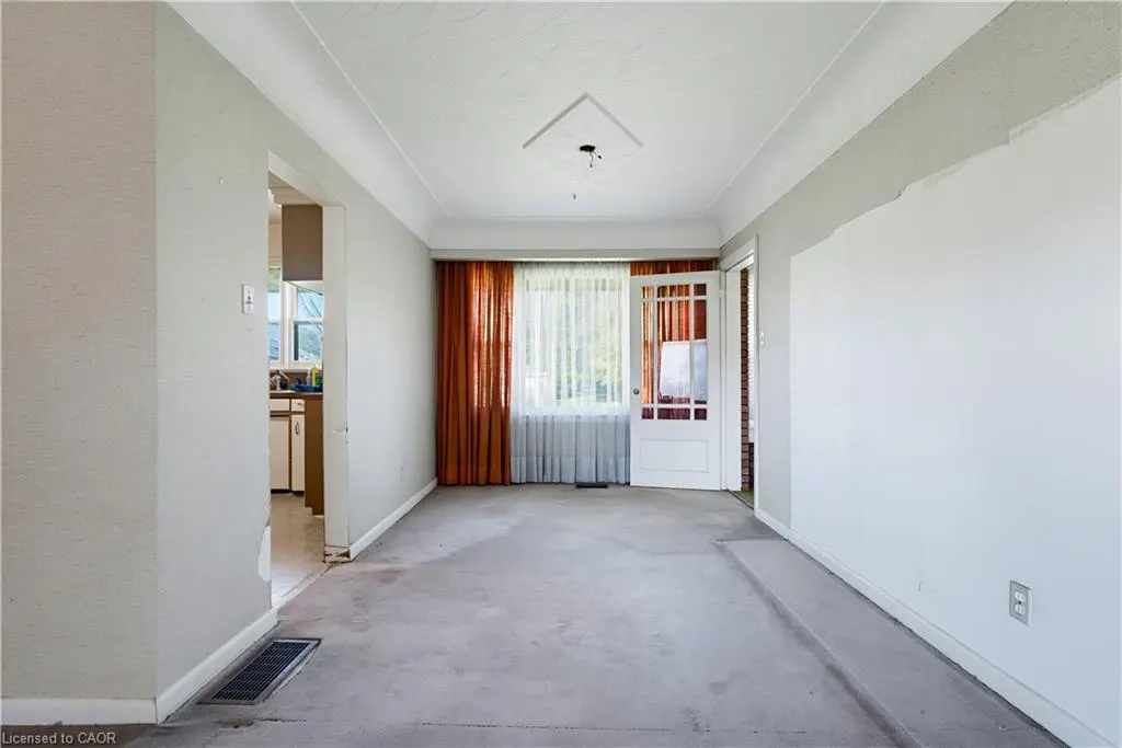 1023 North Service Road