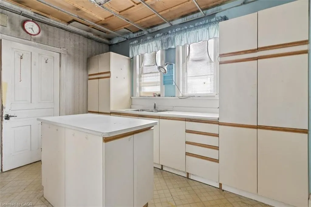 427 Duke Street W