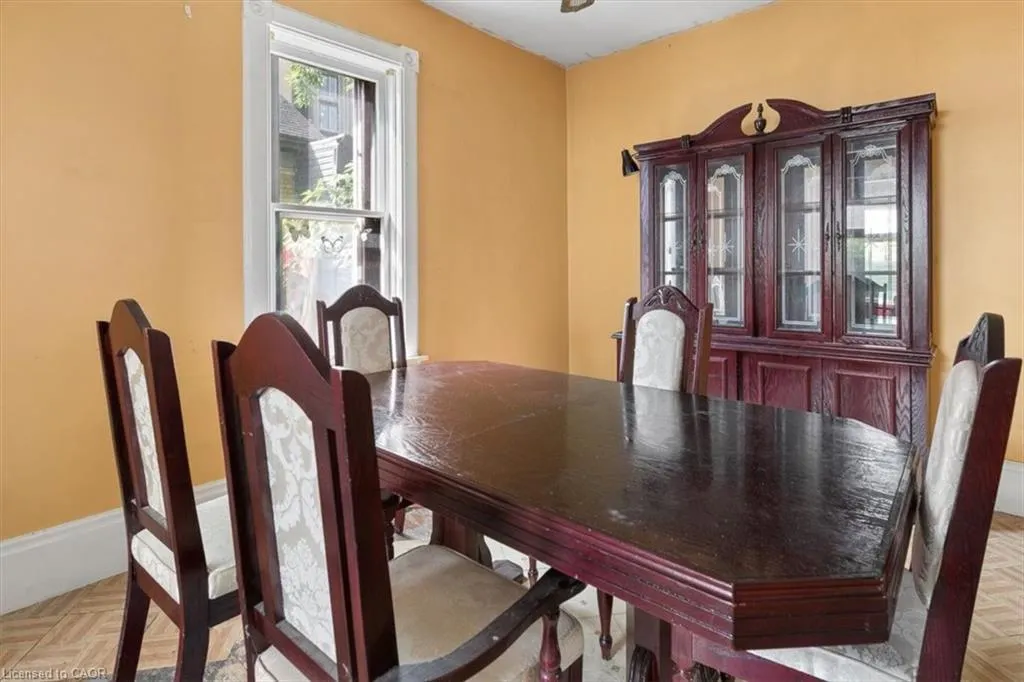 427 Duke Street W