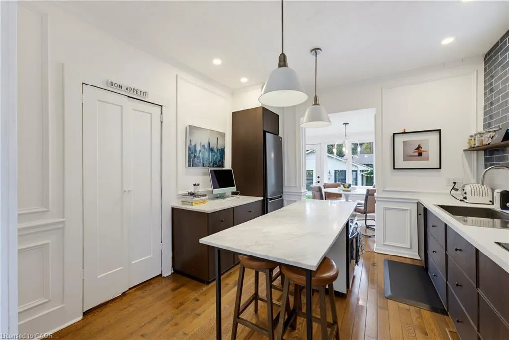 89 Allen Street W