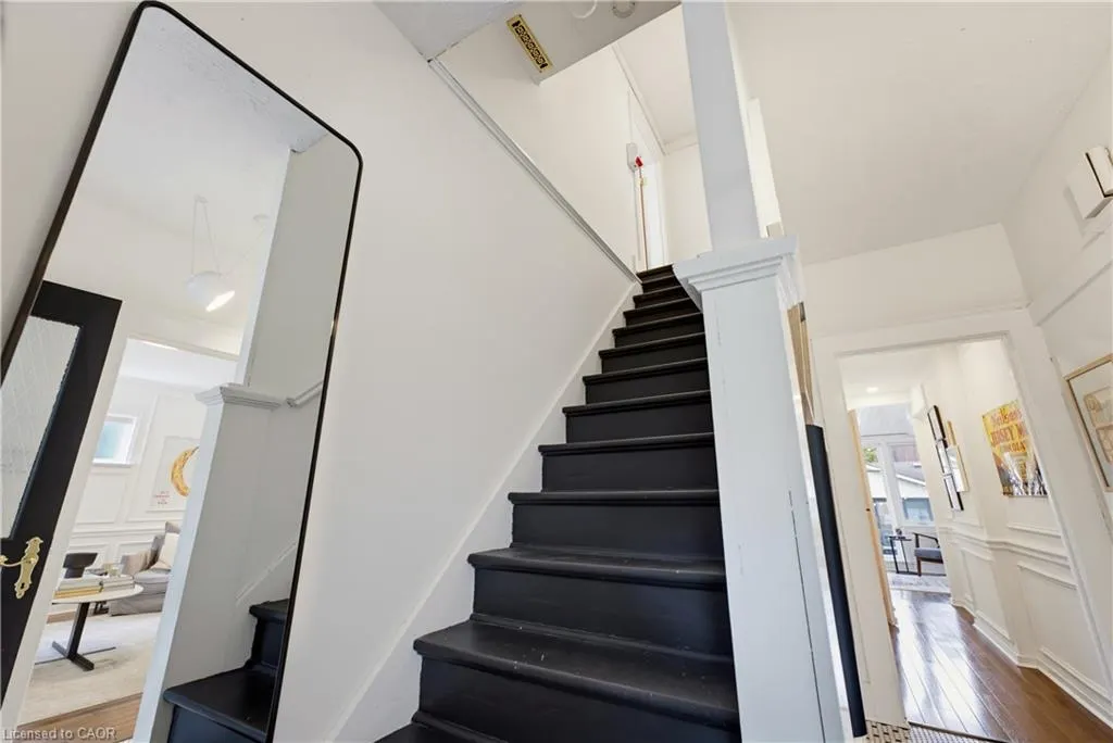 89 Allen Street W