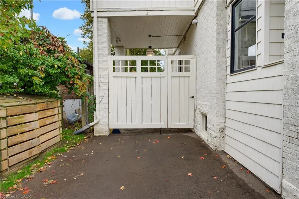 89 Allen Street W
