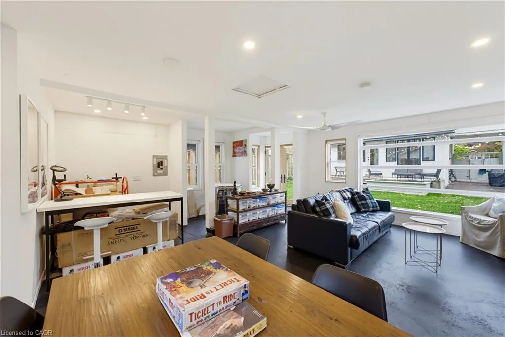 89 Allen Street W