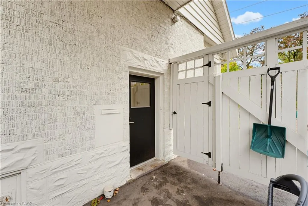 89 Allen Street W
