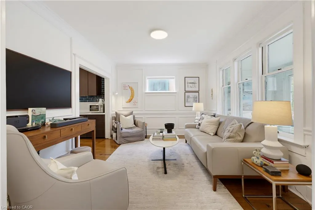 89 Allen Street W