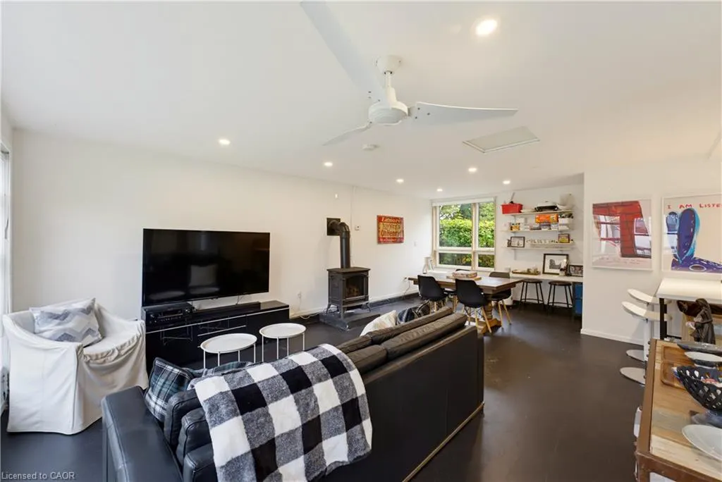 89 Allen Street W