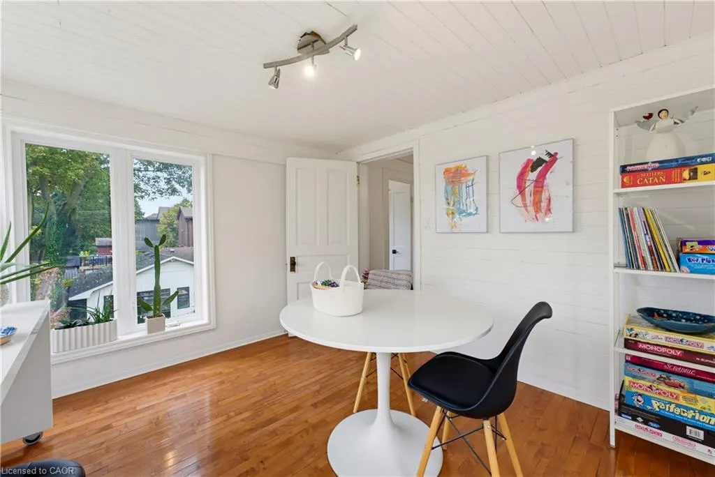 89 Allen Street W