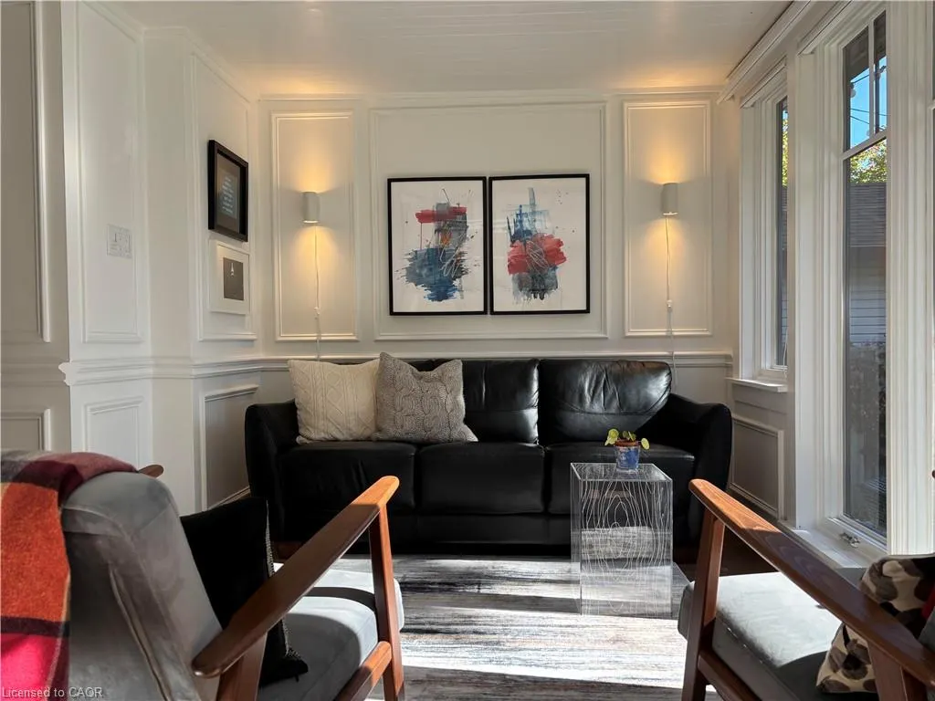 89 Allen Street W