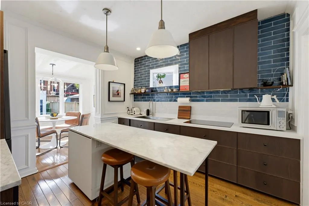 89 Allen Street W
