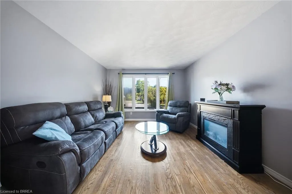 11 Dundas Street W