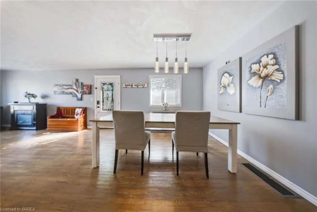 11 Dundas Street W