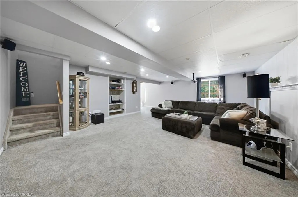 11 Dundas Street W