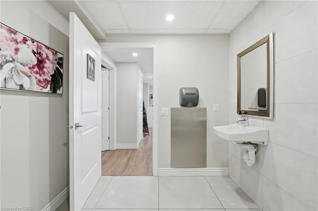 19 King Street W #1