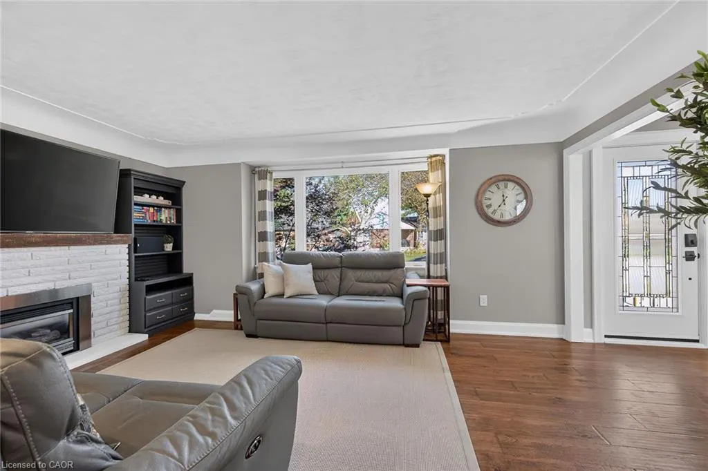 10 Mulock Avenue