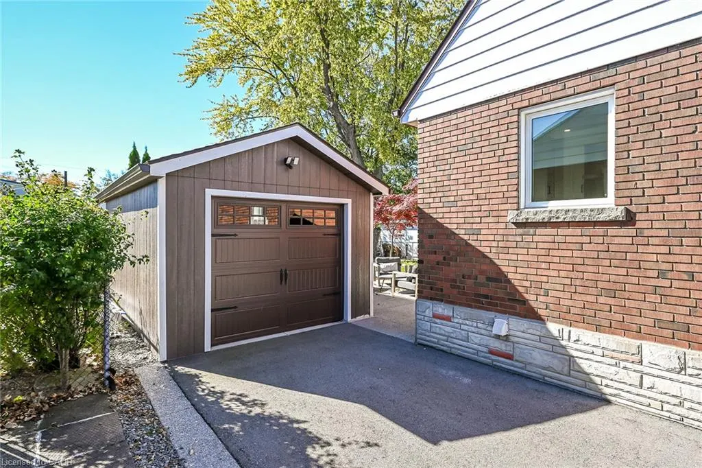 10 Mulock Avenue